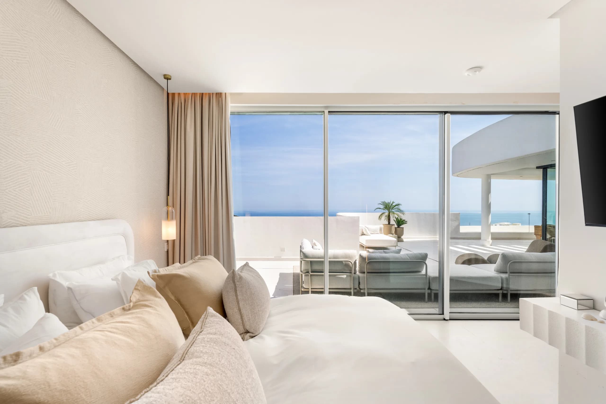 Modern Apartment with Sea and Mountain Views — Los Granados, Palo Alto